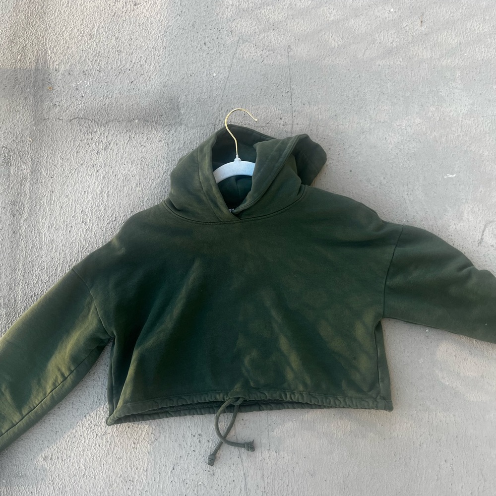 Zara Dark Green Cropped hoodie 
Size Small 
#zara #hoodie #darkgreen #cropped